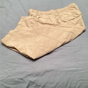 Bossini Men's Tan Cargo Pants, size 34, inseam 18”